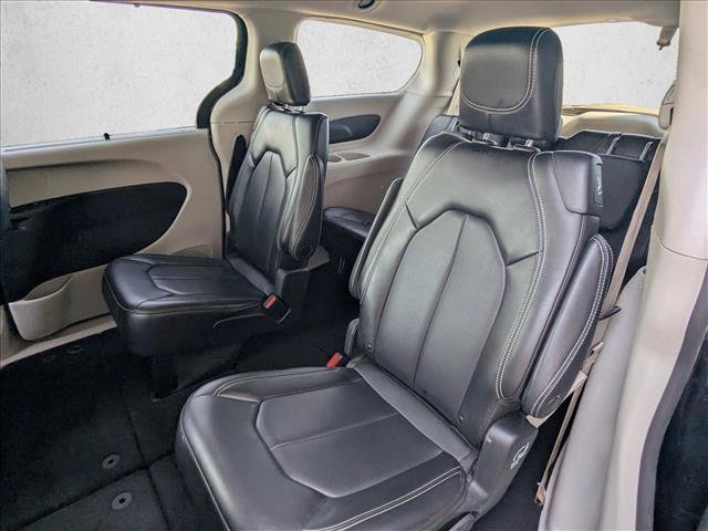 Used 2023 Chrysler Pacifica Touring-L image 17