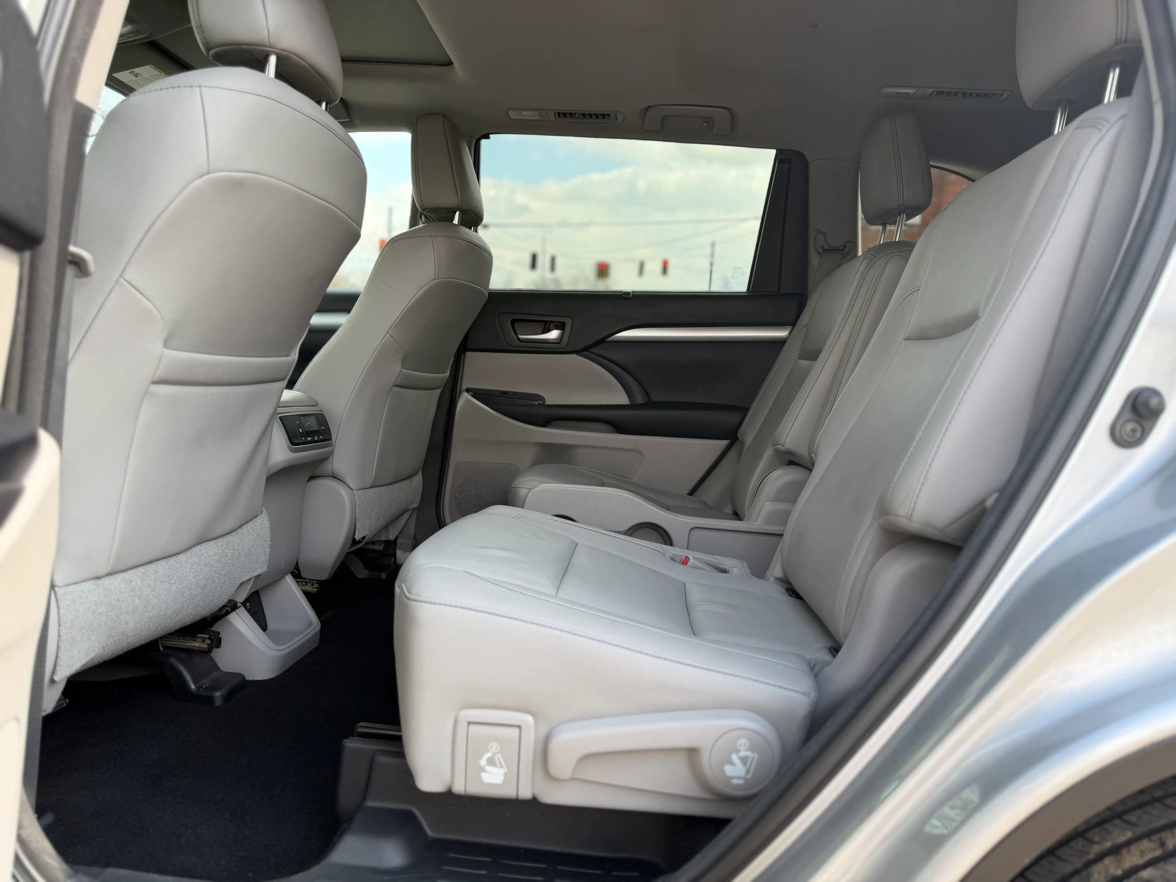 Used 2017 Toyota Highlander XLE image 30