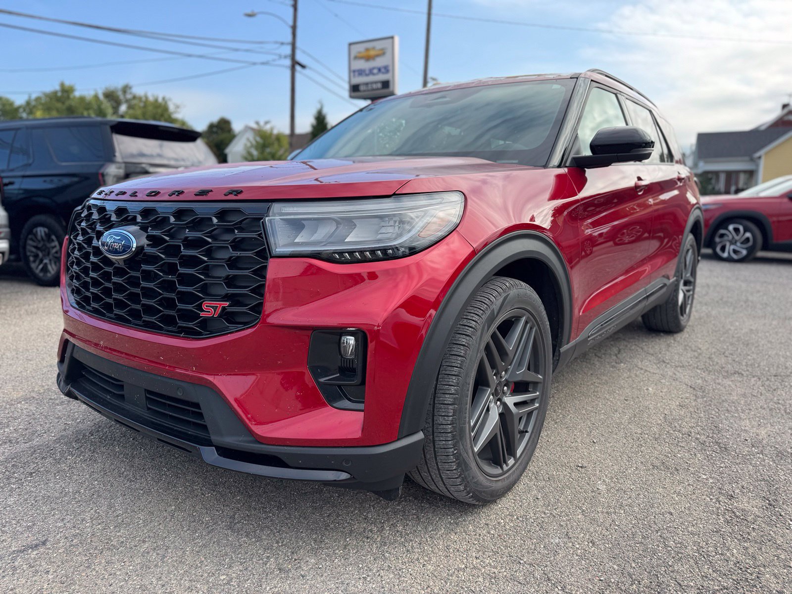 Used 2025 Ford Explorer ST AWD/4WD image 2