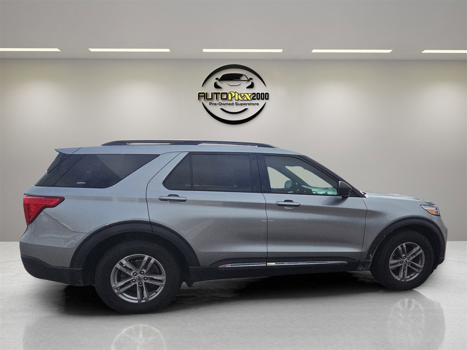 Used 2020 Ford Explorer XLT w/ Equipment Group 202A image 8