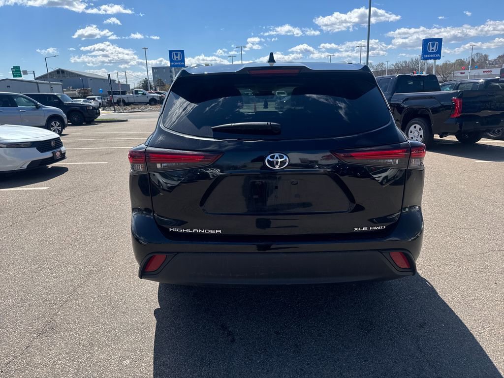 Used 2024 Toyota Highlander XLE AWD/4WD image 4