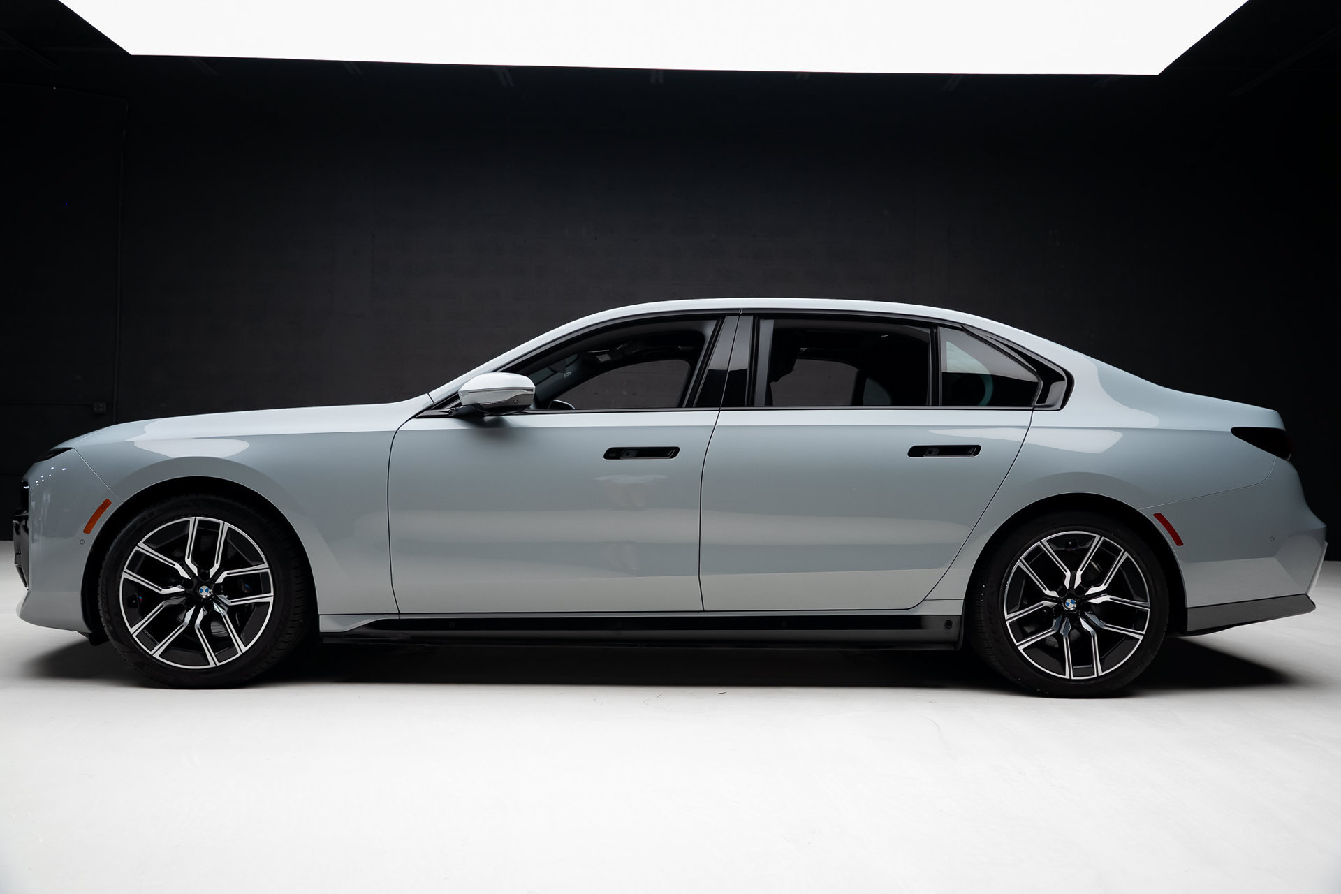 Used 2024 BMW i7 xDrive60 w/ Executive Package AWD/4WD image 18