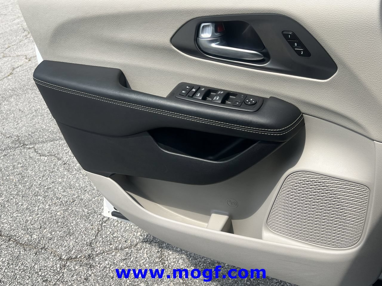 Used 2024 Chrysler Pacifica Touring-L FWD image 15
