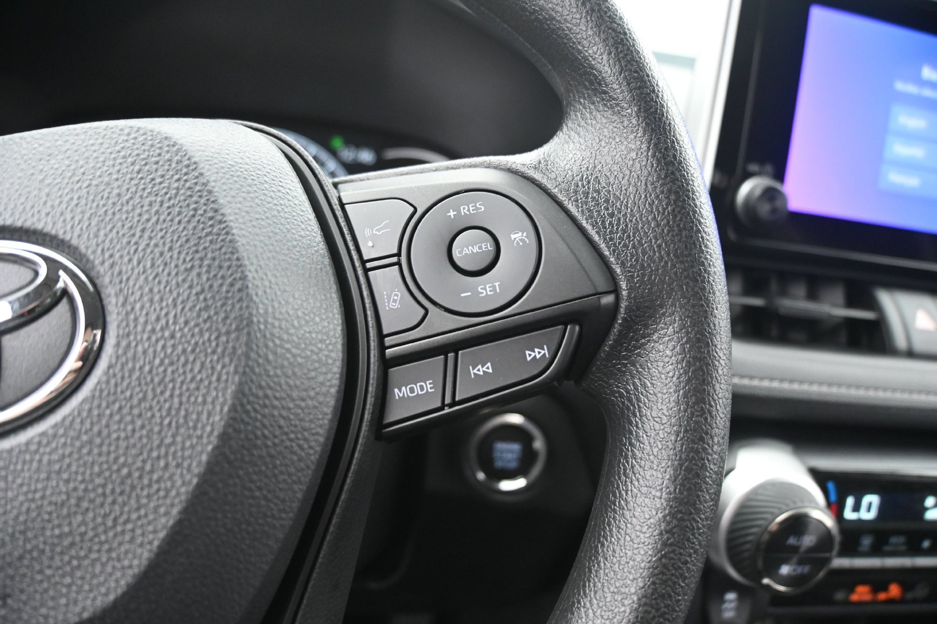Used 2025 Toyota RAV4 XLE AWD/4WD image 27