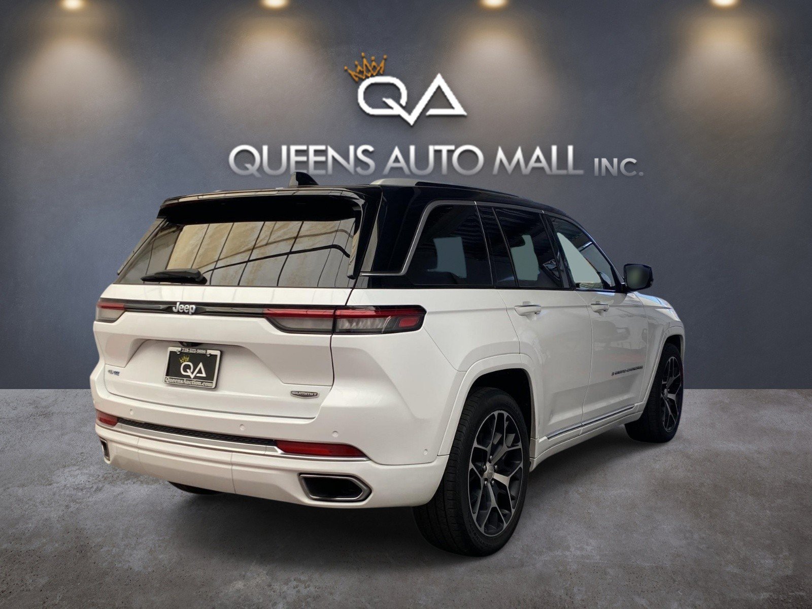Used 2022 Jeep Grand Cherokee Summit AWD/4WD image 6