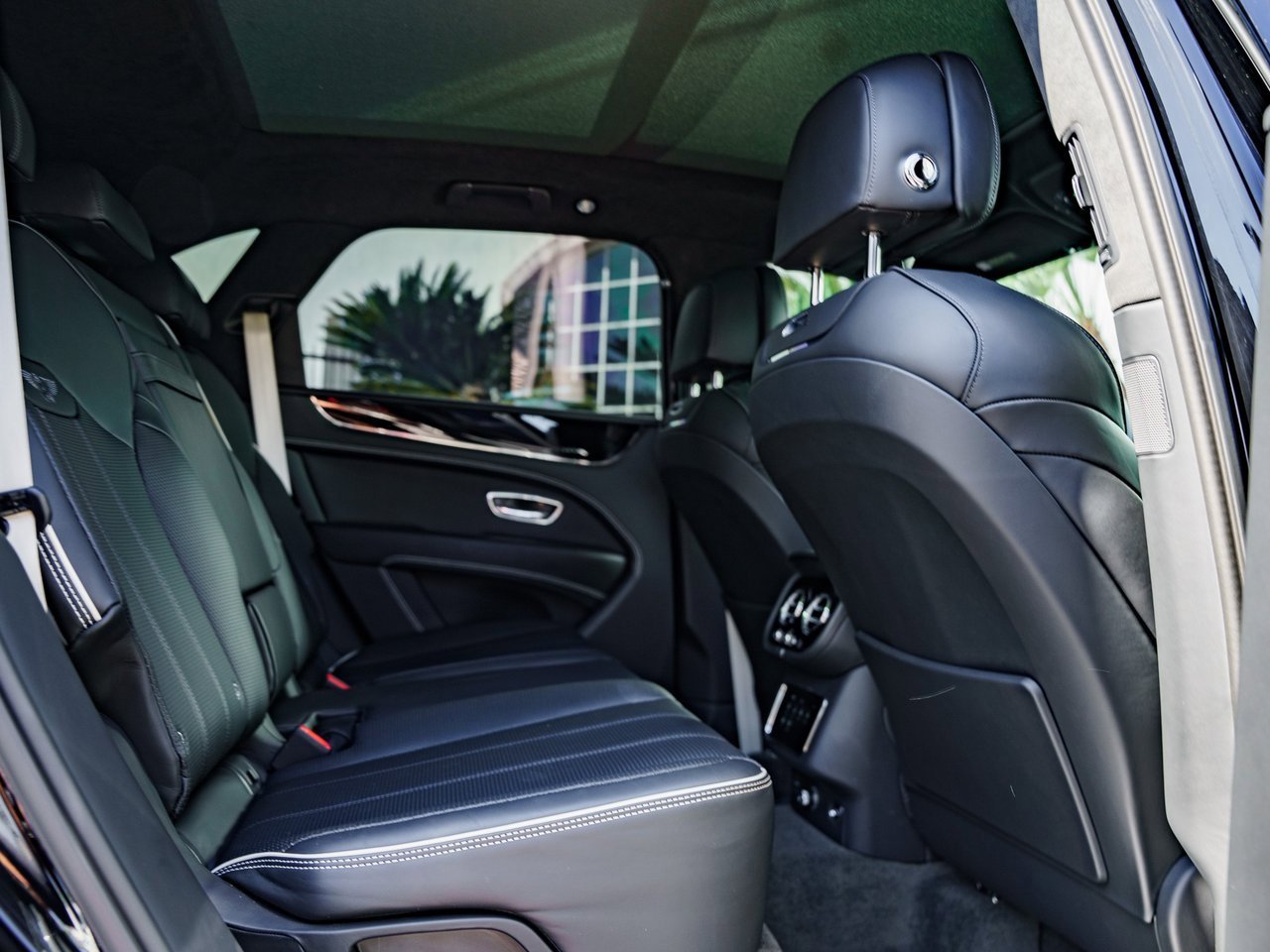 Used 2023 Bentley Bentayga Plug-In Hybrid image 18