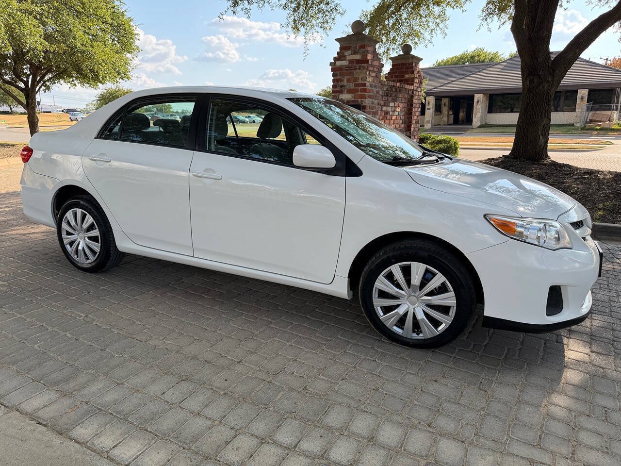 Used 2012 Toyota Corolla LE FWD image 2