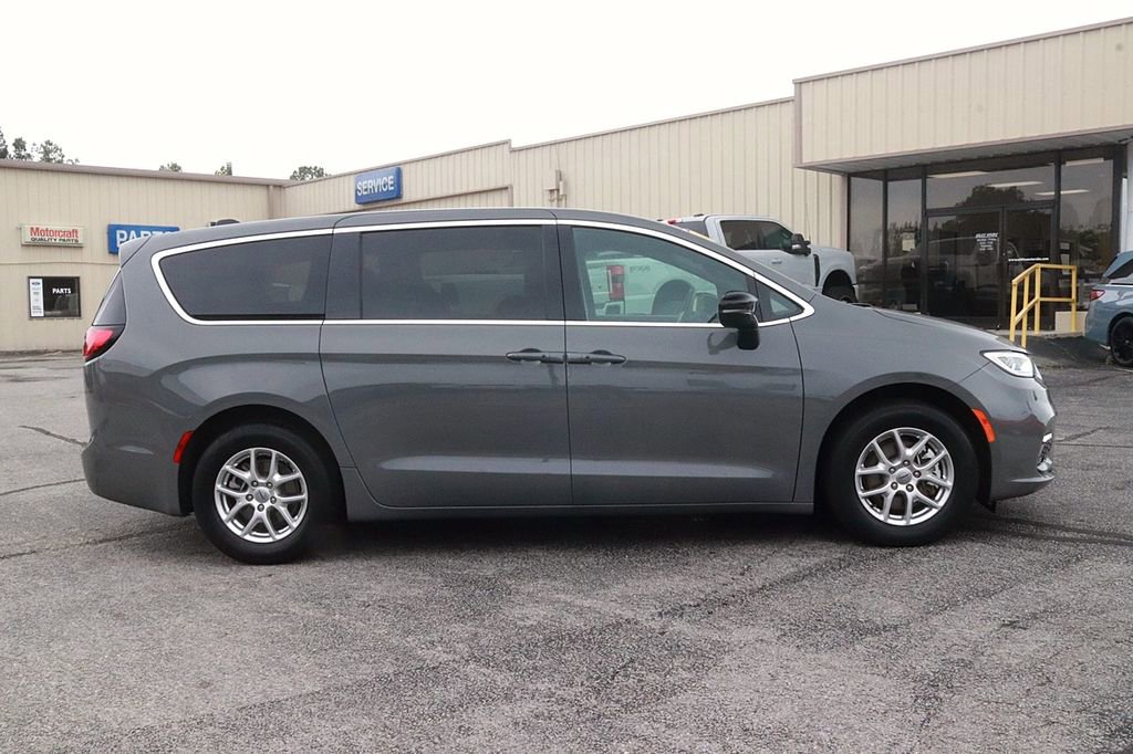 Used 2025 Chrysler Pacifica Select FWD image 4