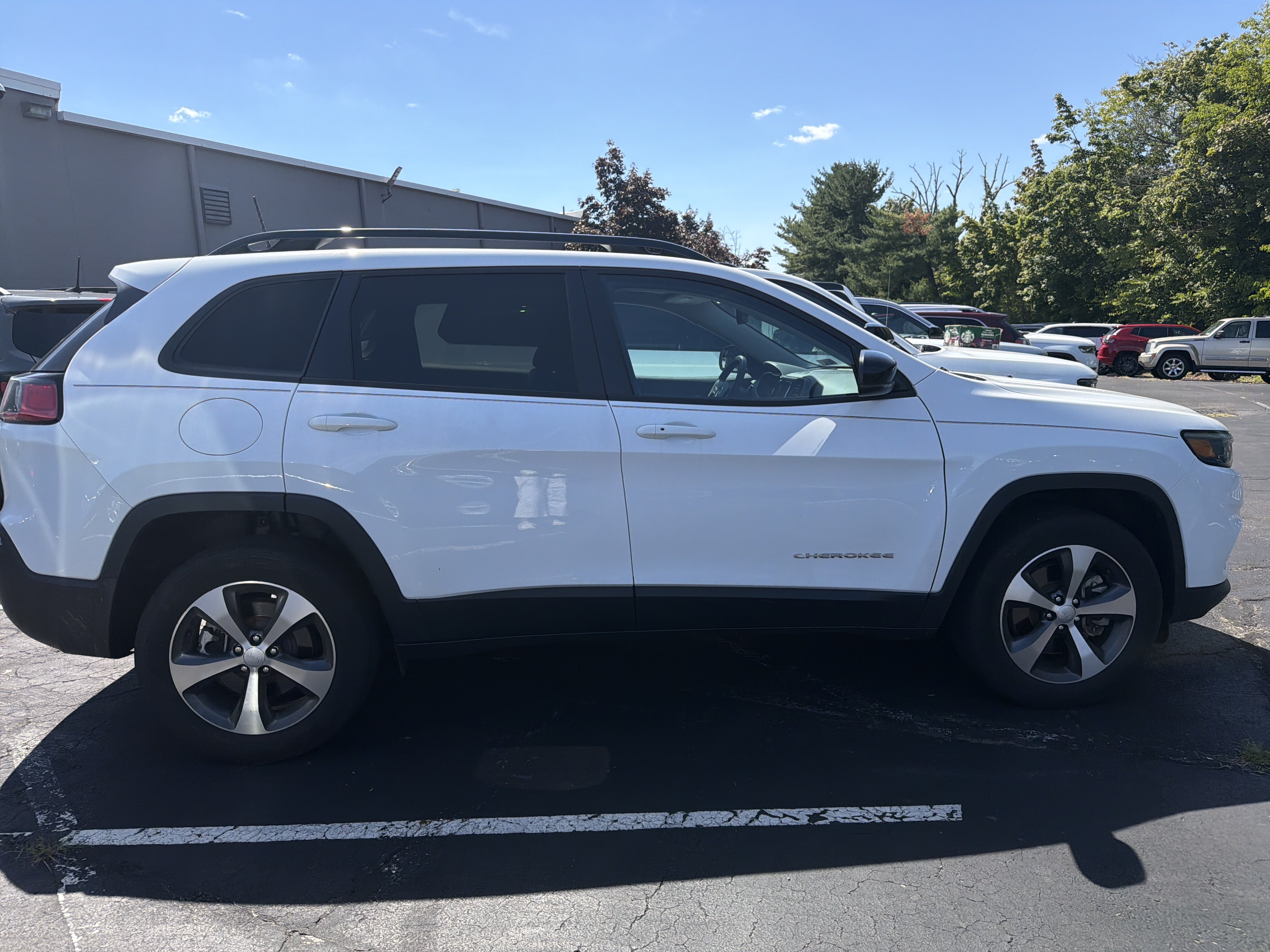 Used 2022 Jeep Cherokee Limited AWD/4WD image 7