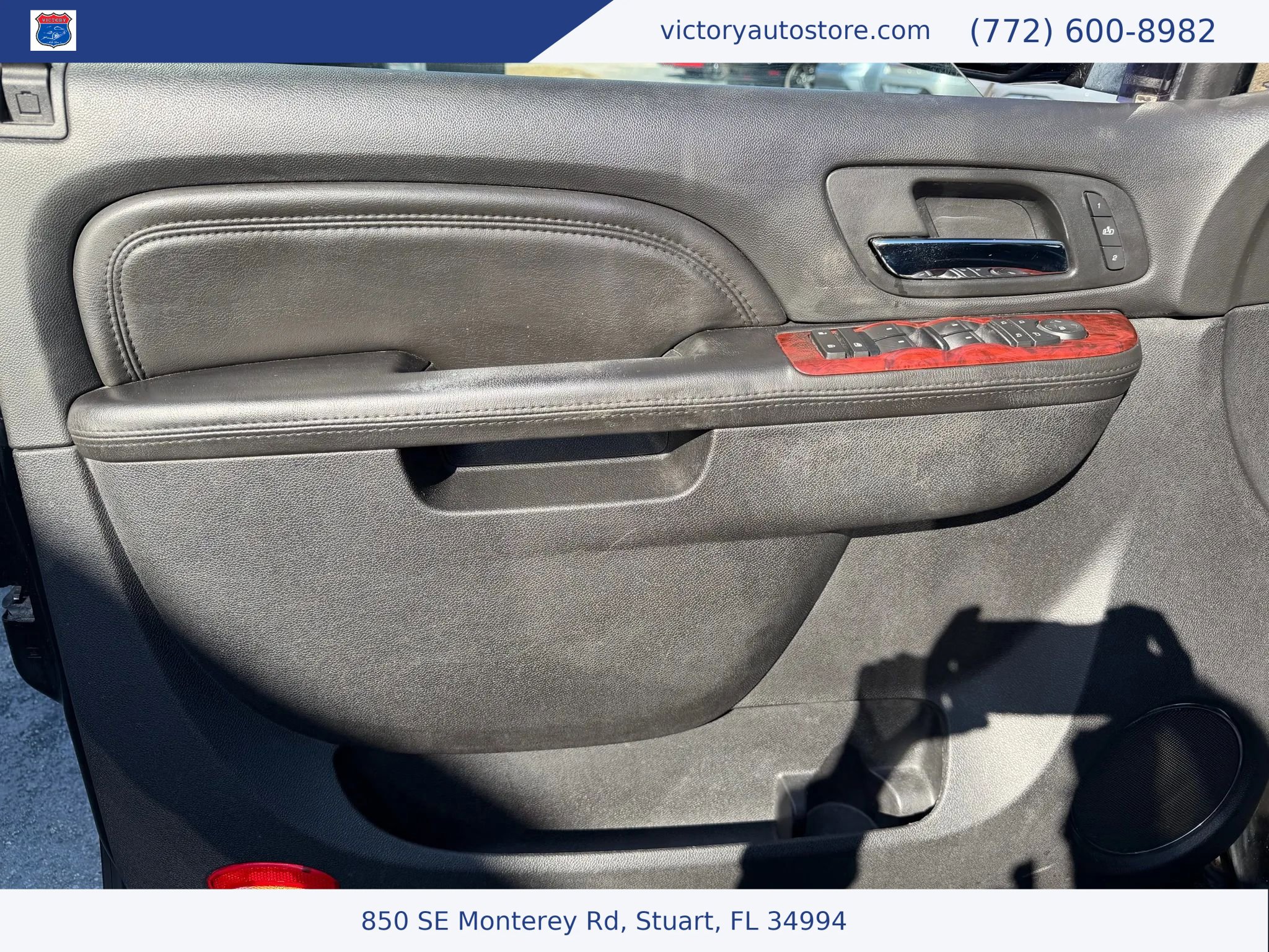 Used 2010 Cadillac Escalade Luxury image 12