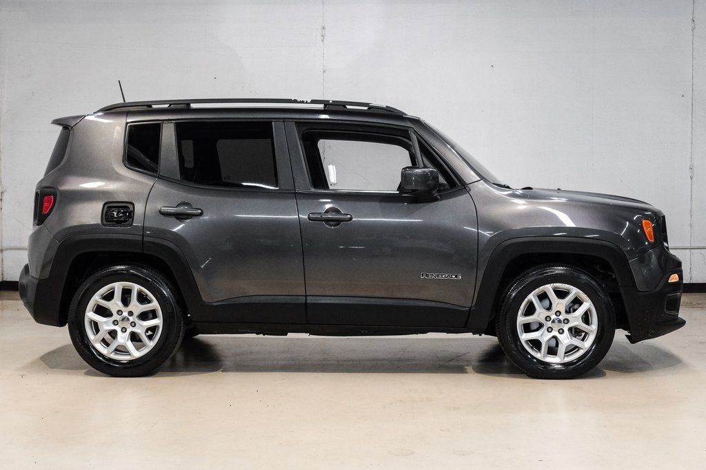 Used 2018 Jeep Renegade Latitude FWD image 9