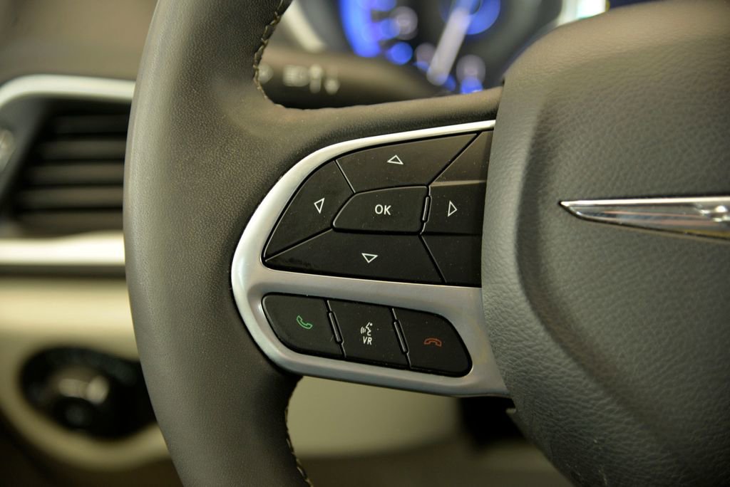 Used 2023 Chrysler Pacifica Touring-L FWD image 22