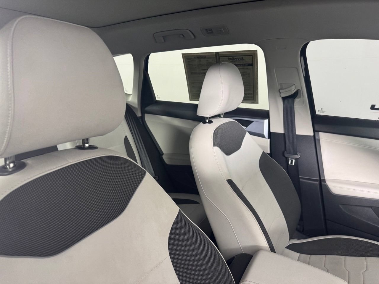 Used 2025 Volkswagen Taos SE w/ Panoramic Sunroof Package FWD image 37