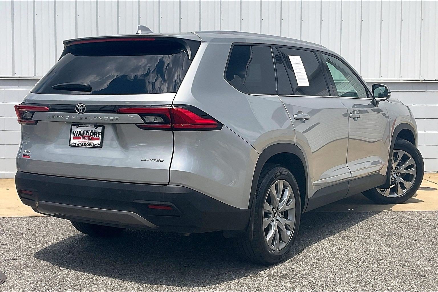 Used 2024 Toyota Grand Highlander AWD image 17