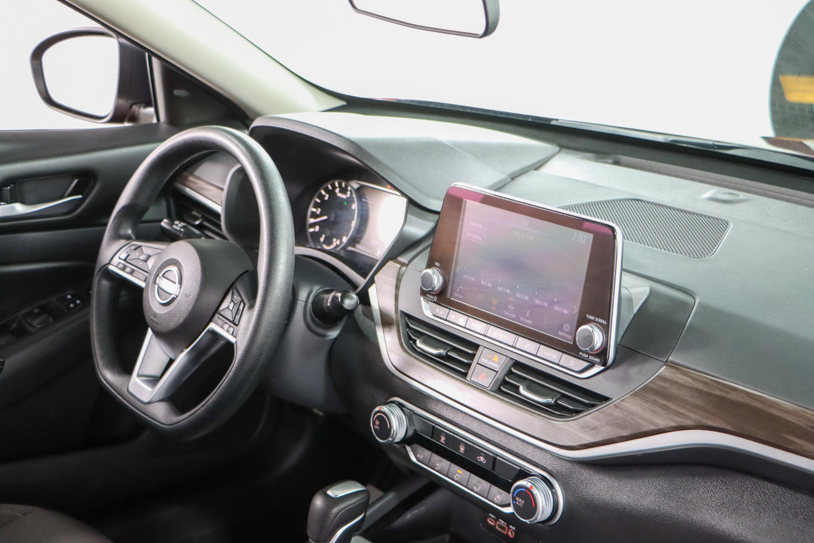 Used 2024 Nissan Altima 2.5 SV FWD image 25