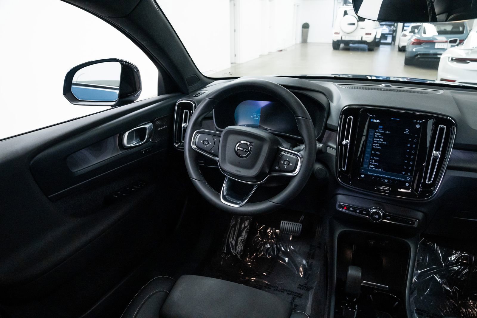 Used 2023 Volvo C40 P8 Recharge Ultimate image 9