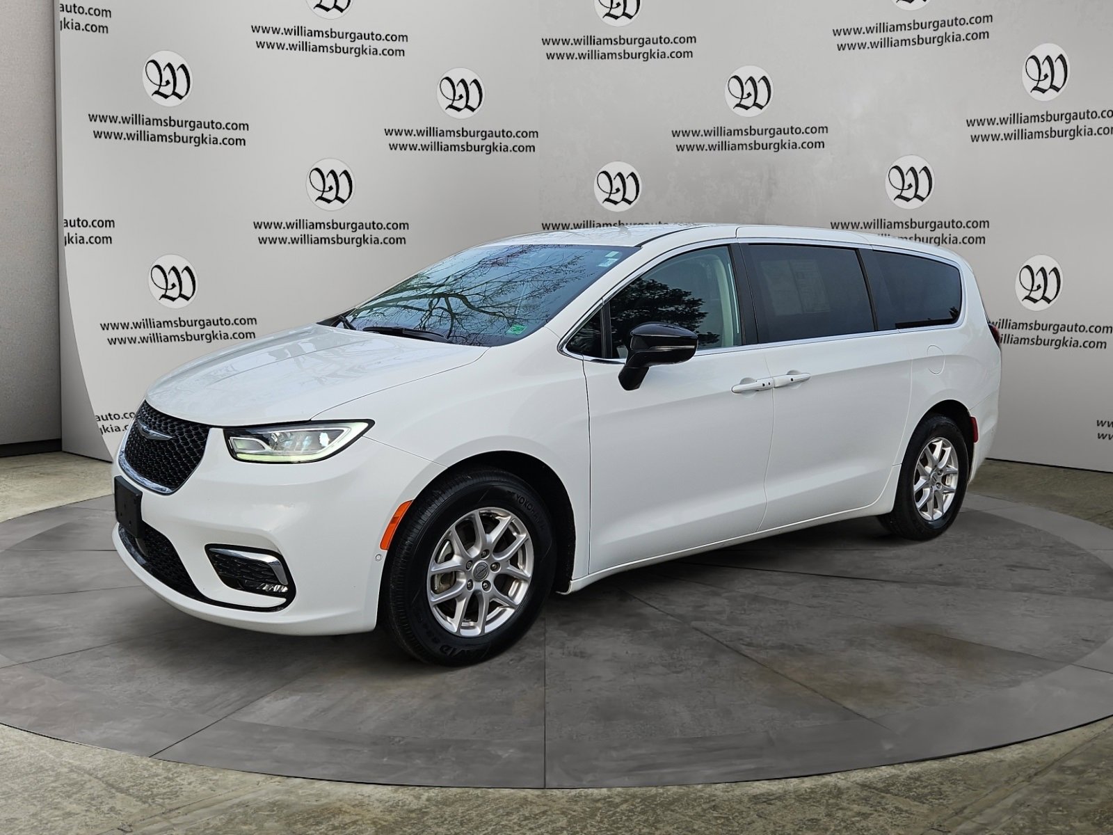 Used 2024 Chrysler Pacifica Touring-L