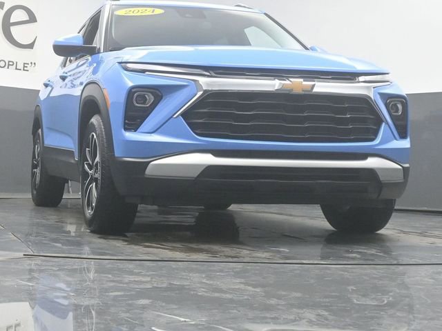 Used 2024 Chevrolet TrailBlazer LT w/ LT Cold Weather Package FWD image 3