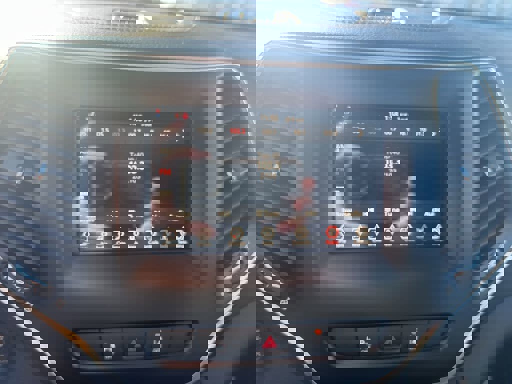 Used 2021 Jeep Cherokee Latitude Lux w/ Mopar Interior Package image 9