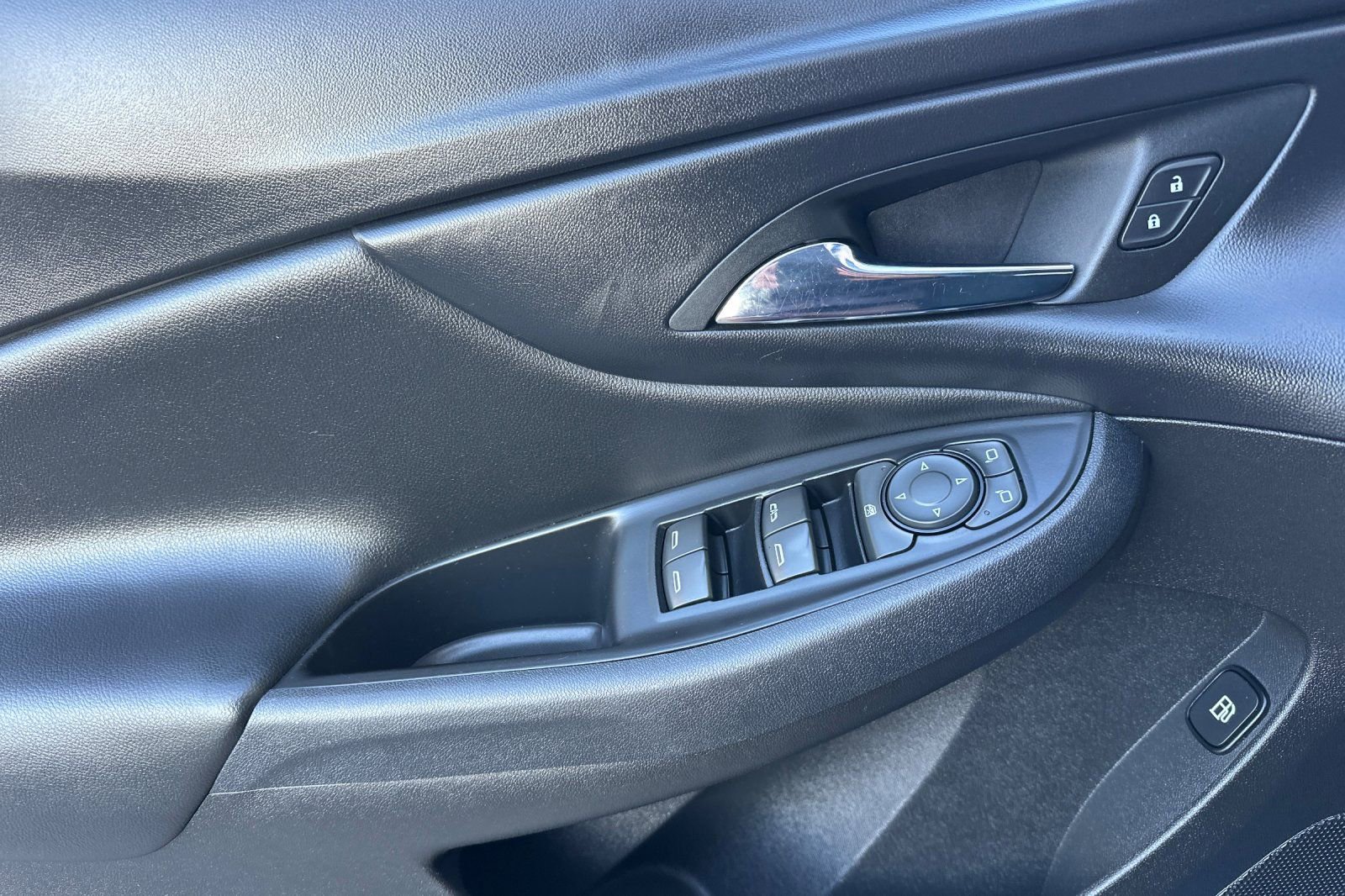 Used 2018 Chevrolet Volt LT w/ Comfort Package image 11