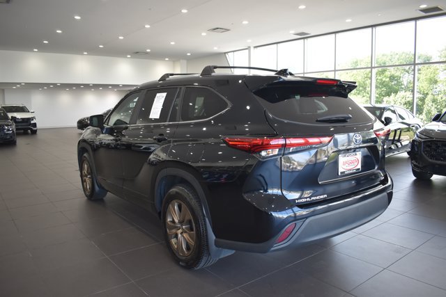 Used 2023 Toyota Highlander Bronze Edition FWD image 5