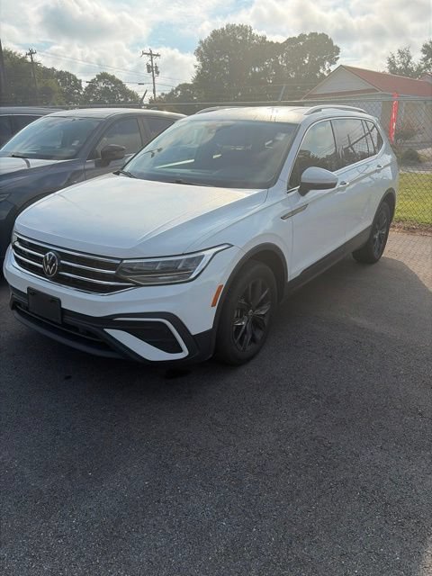 Used 2024 Volkswagen Tiguan SE FWD image 1