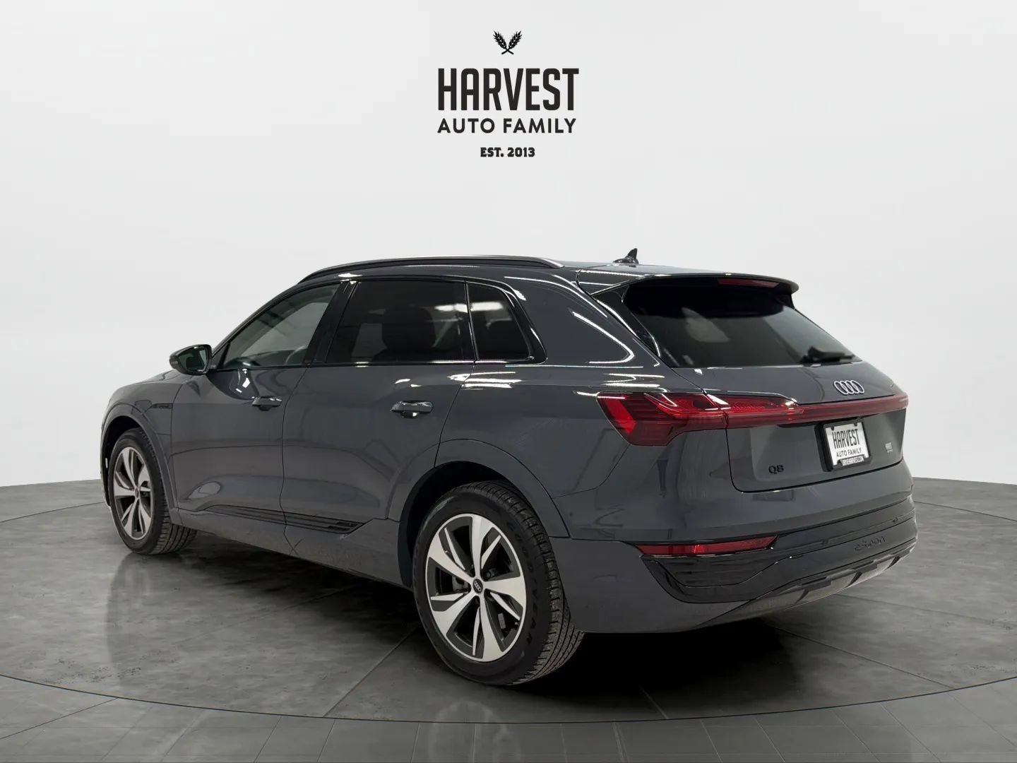 Used 2024 Audi Q8 e-tron Premium image 4