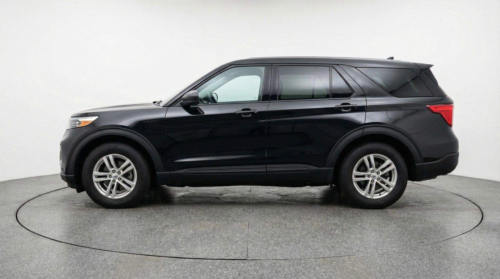 Used 2024 Ford Explorer XLT w/ Equipment Group 202A RWD image 5