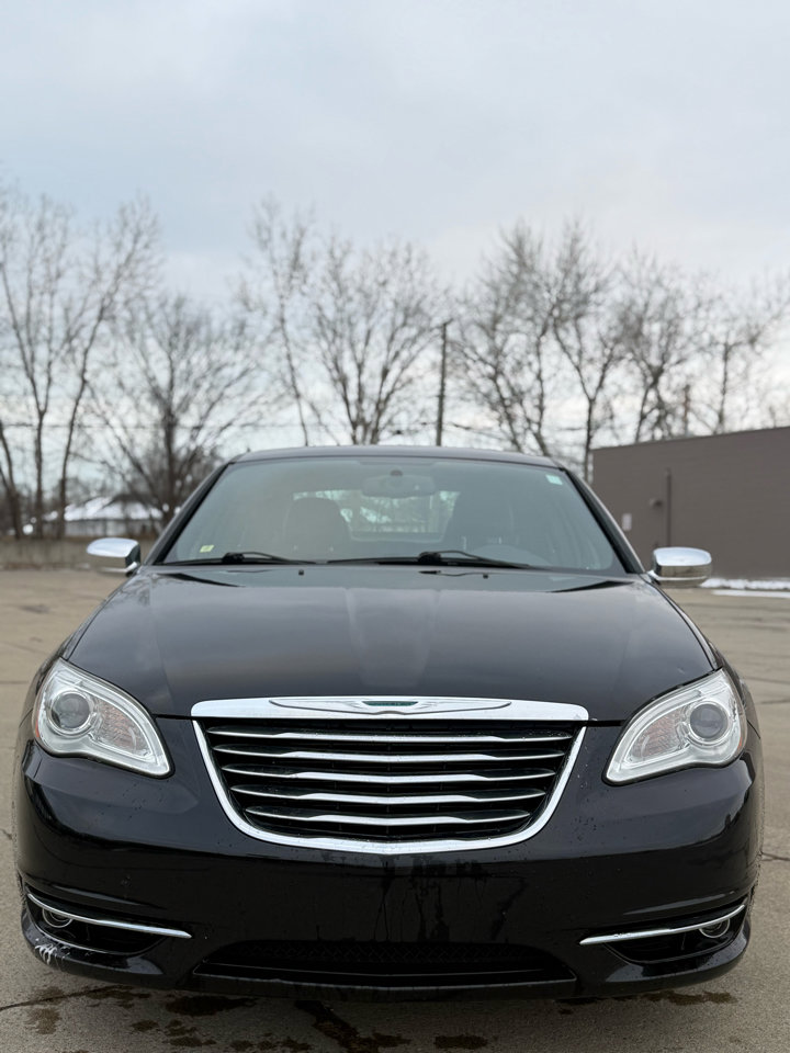 Used 2011 Chrysler 200 Limited image 3
