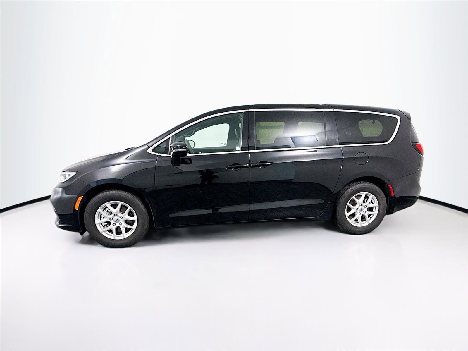 Used 2025 Chrysler Pacifica Select image 30