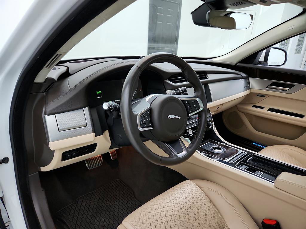 Used 2020 Jaguar XF Prestige image 13
