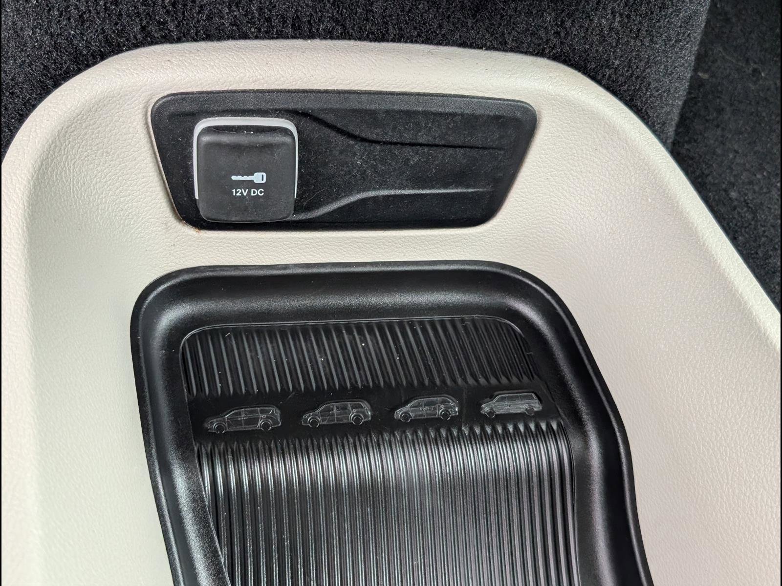 Used 2023 Chrysler Pacifica Touring-L image 18