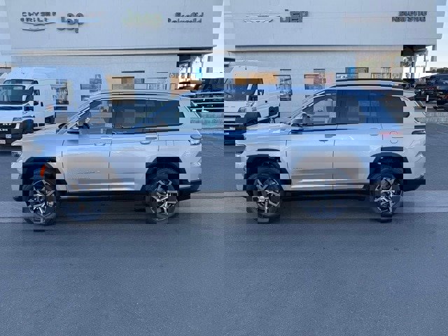 New 2025 Jeep Grand Cherokee L Limited w/ Trailer Tow Package image 3