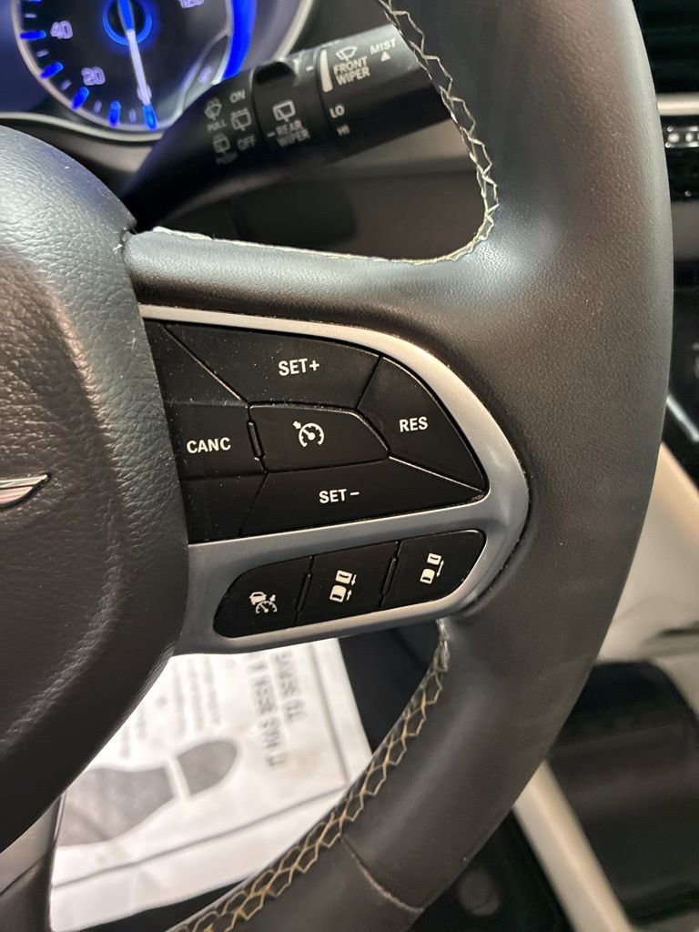 Used 2023 Chrysler Pacifica Touring-L image 12