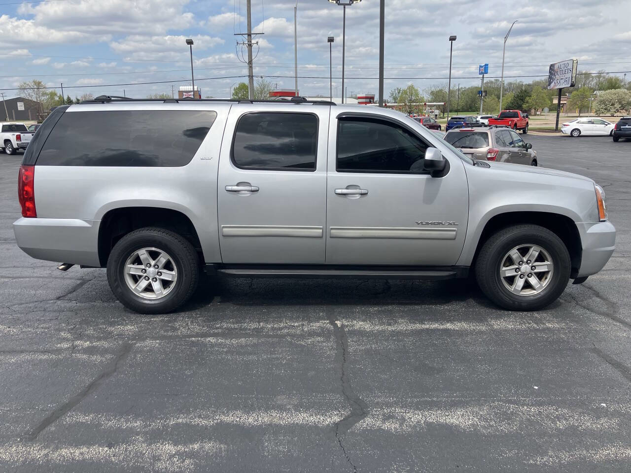 Used 2013 GMC Yukon XL SLT AWD/4WD image 2