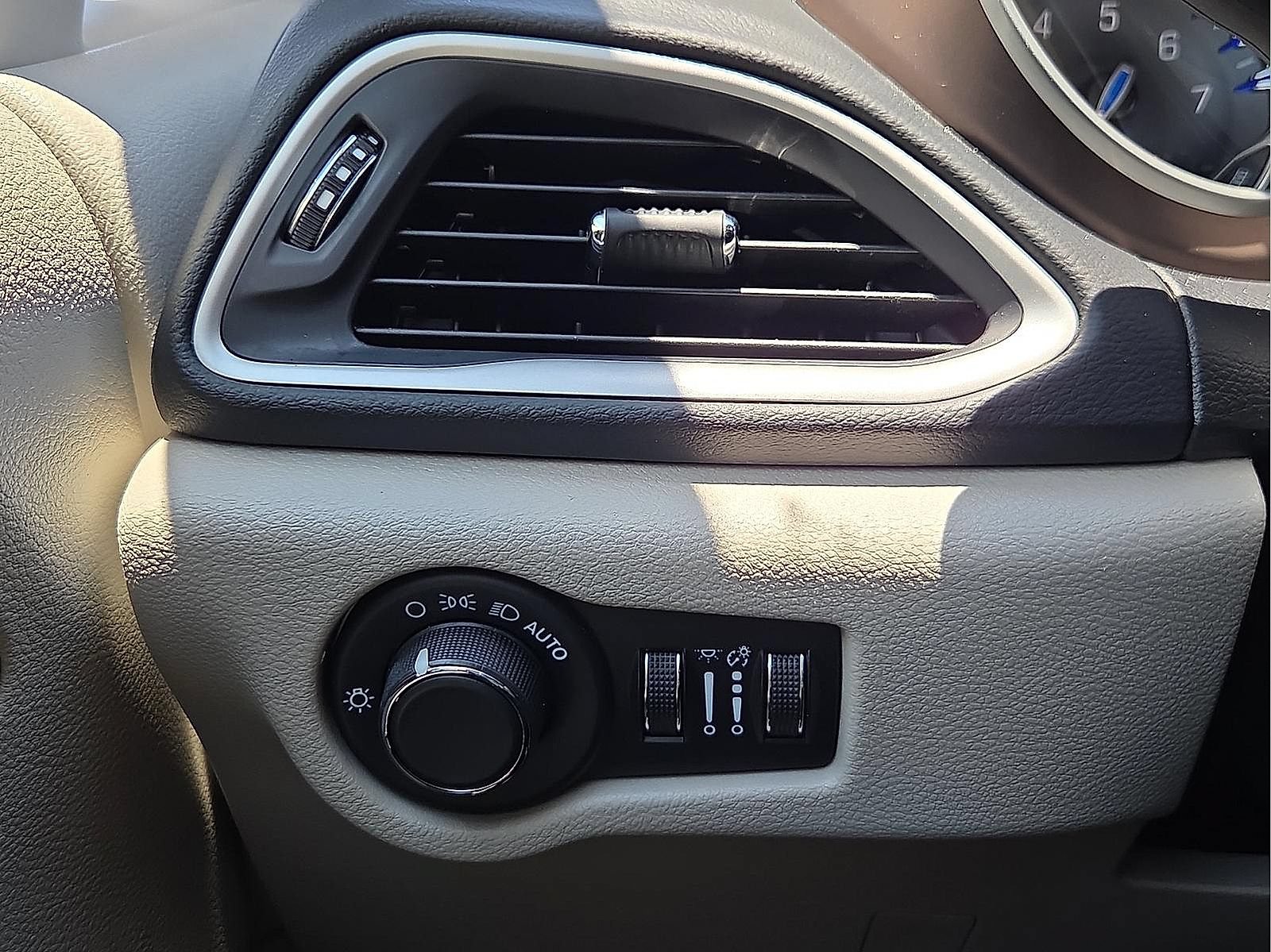 Used 2023 Chrysler Voyager LX FWD image 19