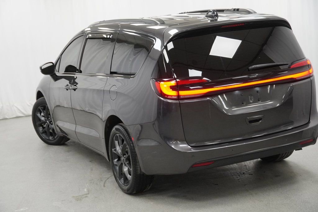 Used 2023 Chrysler Pacifica Touring-L w/ S Appearance Package image 11