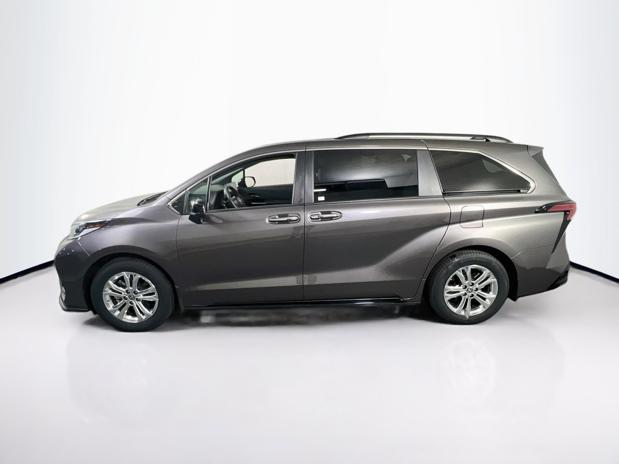 Used 2022 Toyota Sienna XSE AWD/4WD image 8