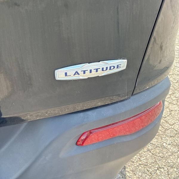 Used 2018 Jeep Cherokee Latitude w/ Cold Weather Group image 38