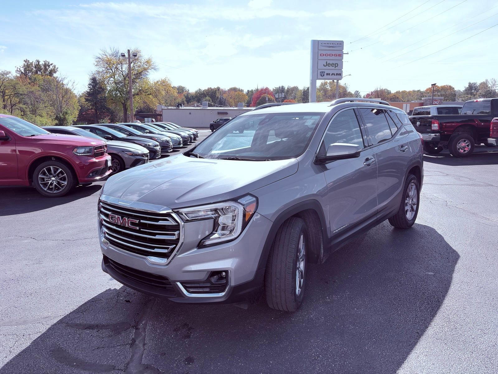 Used 2024 GMC Terrain SLT image 3