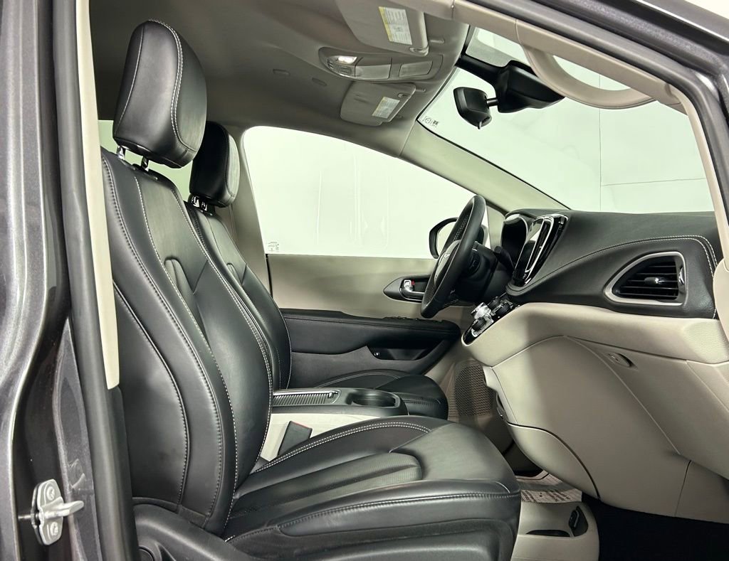 Used 2023 Chrysler Pacifica Touring-L image 10