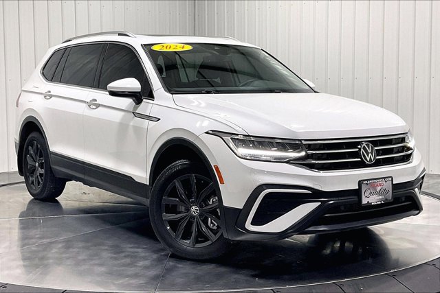 Used 2024 Volkswagen Tiguan SE w/ Panoramic Sunroof Package FWD image 3