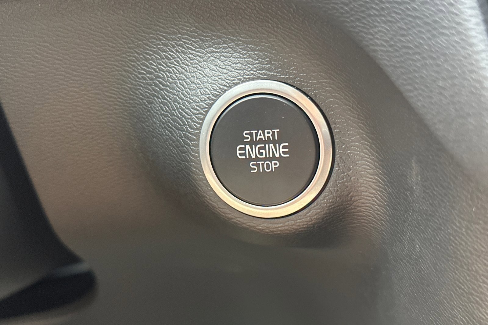 Certified 2025 Volvo XC40 B5 Plus image 27