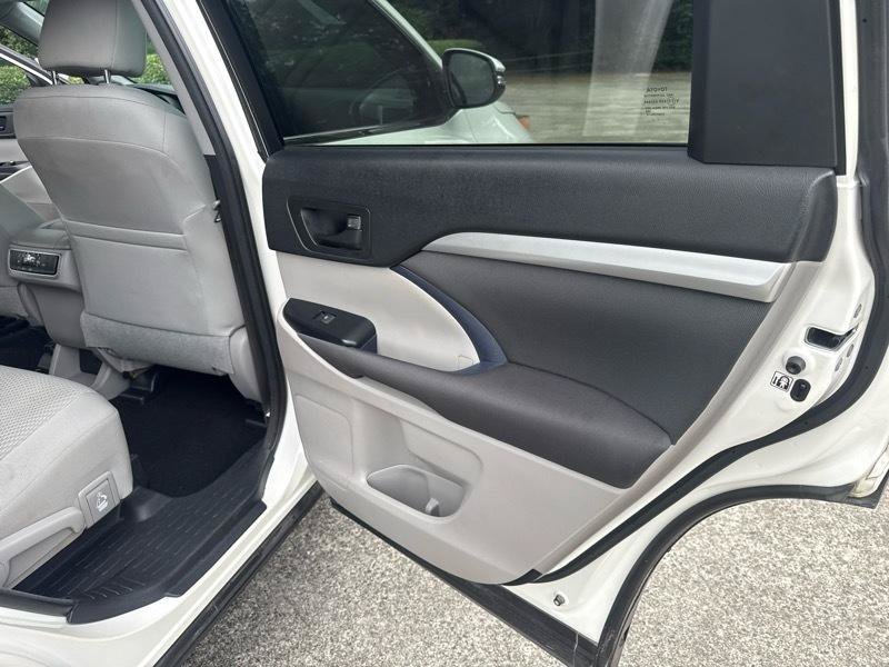 Used 2016 Toyota Highlander LE FWD image 24