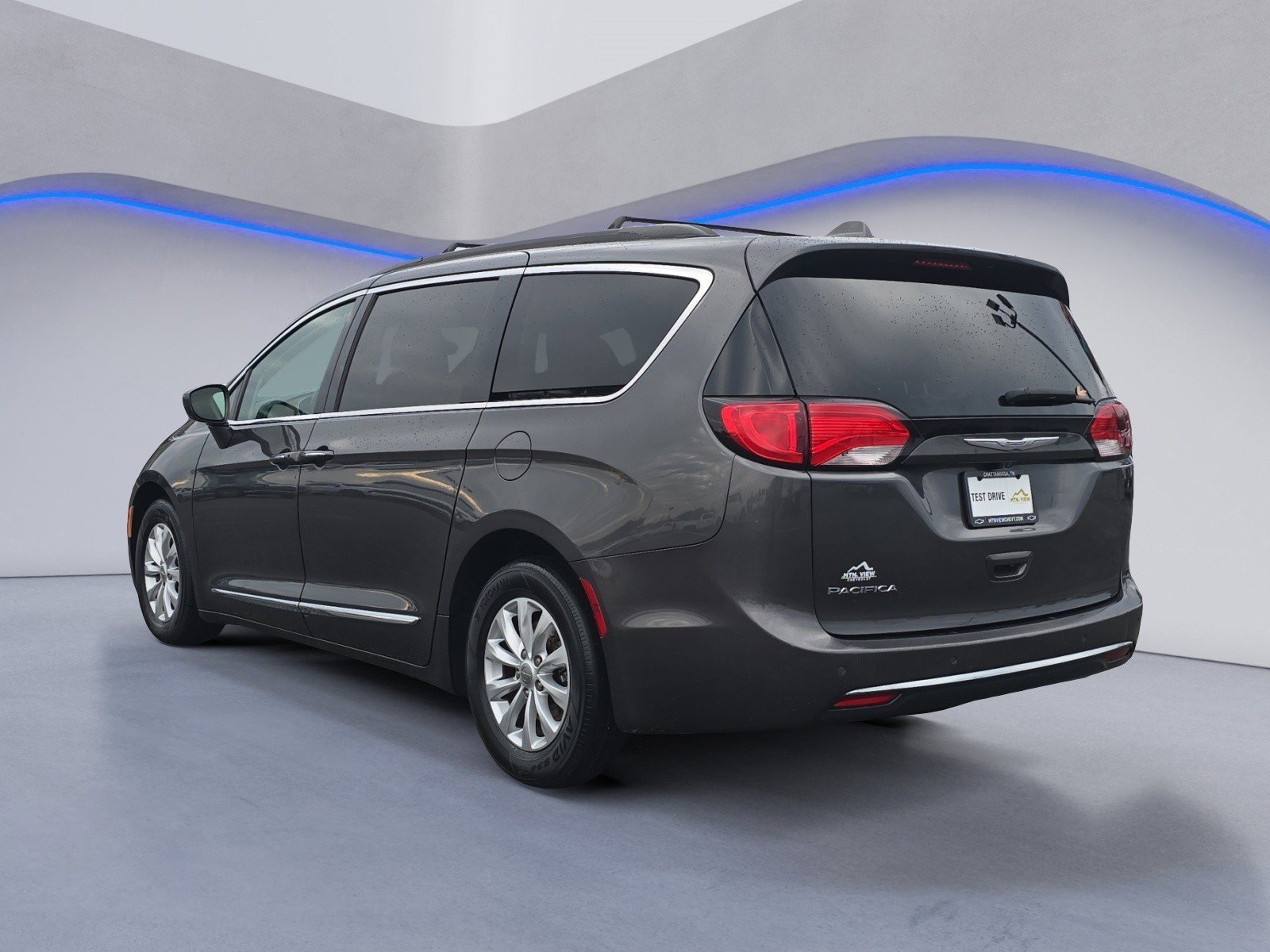 Used 2017 Chrysler Pacifica Touring-L image 3