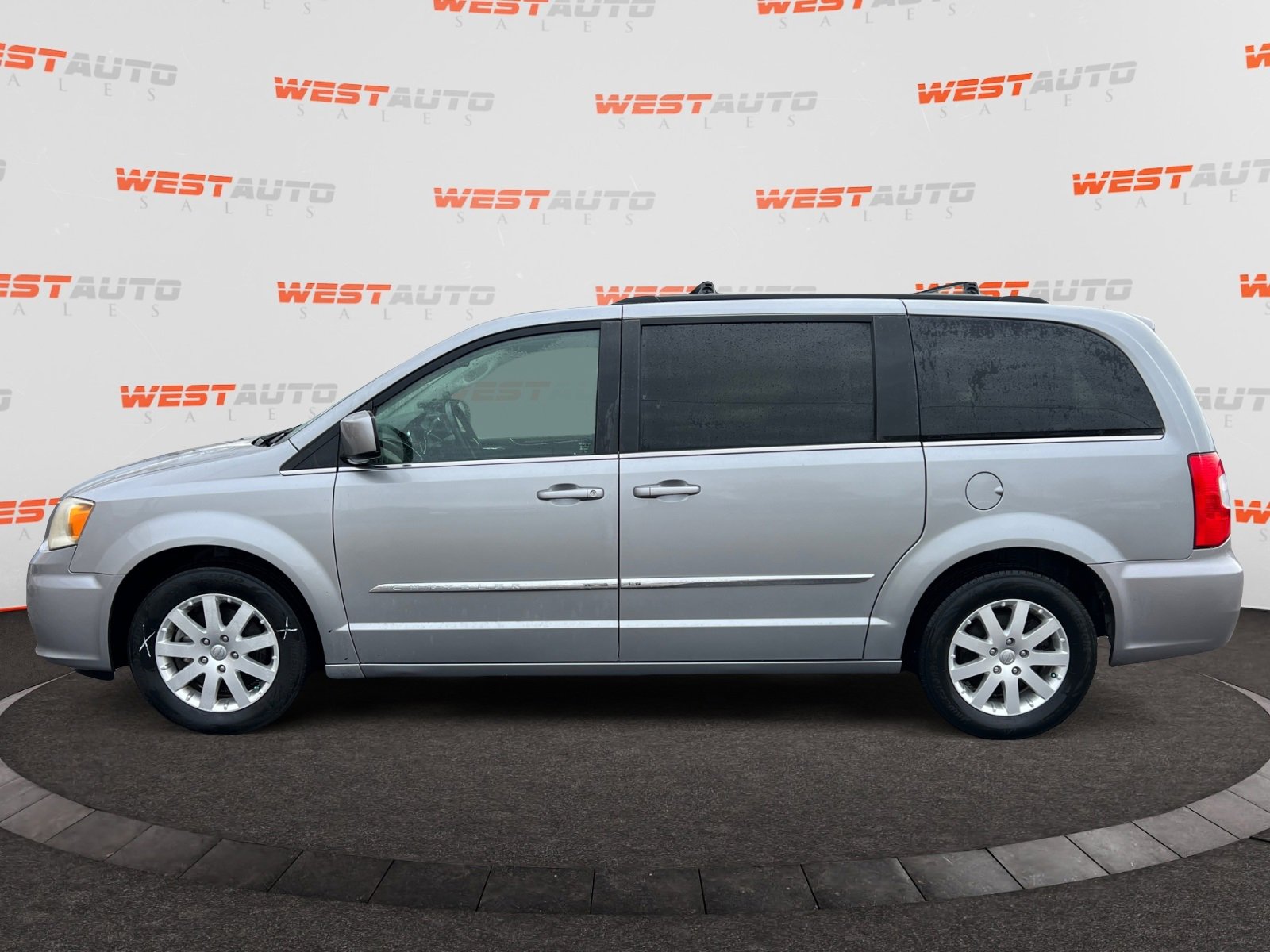 Used 2015 Chrysler Town & Country Touring image 2