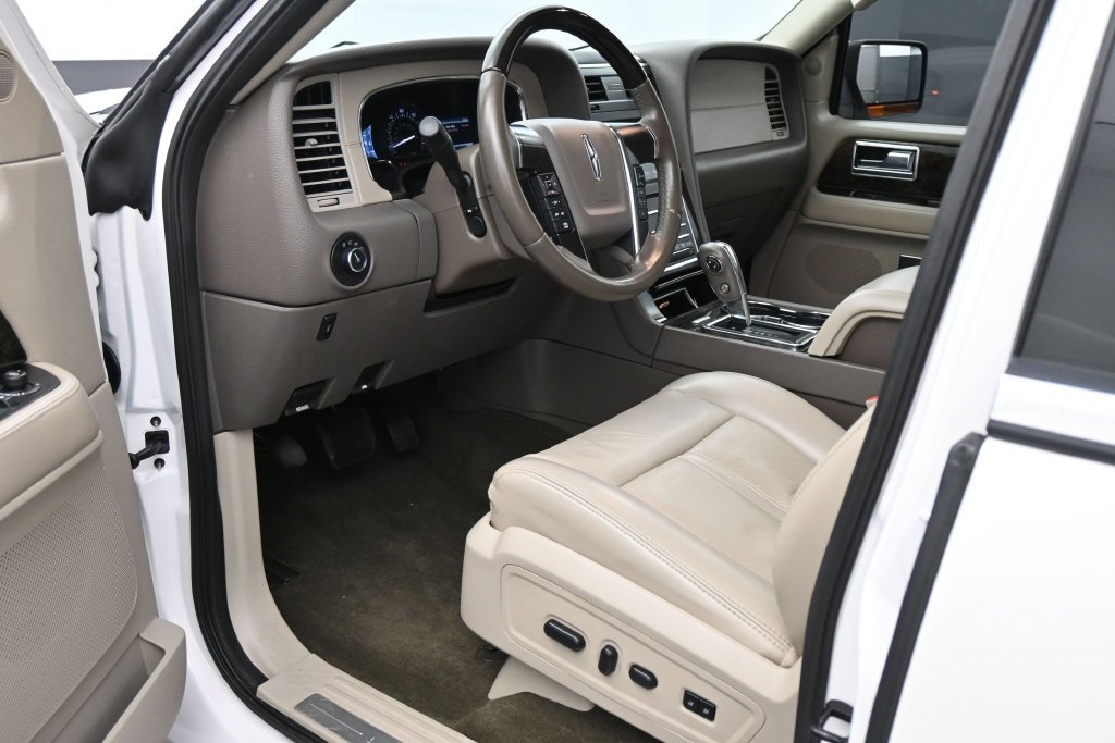 Used 2017 Lincoln Navigator Select RWD image 2