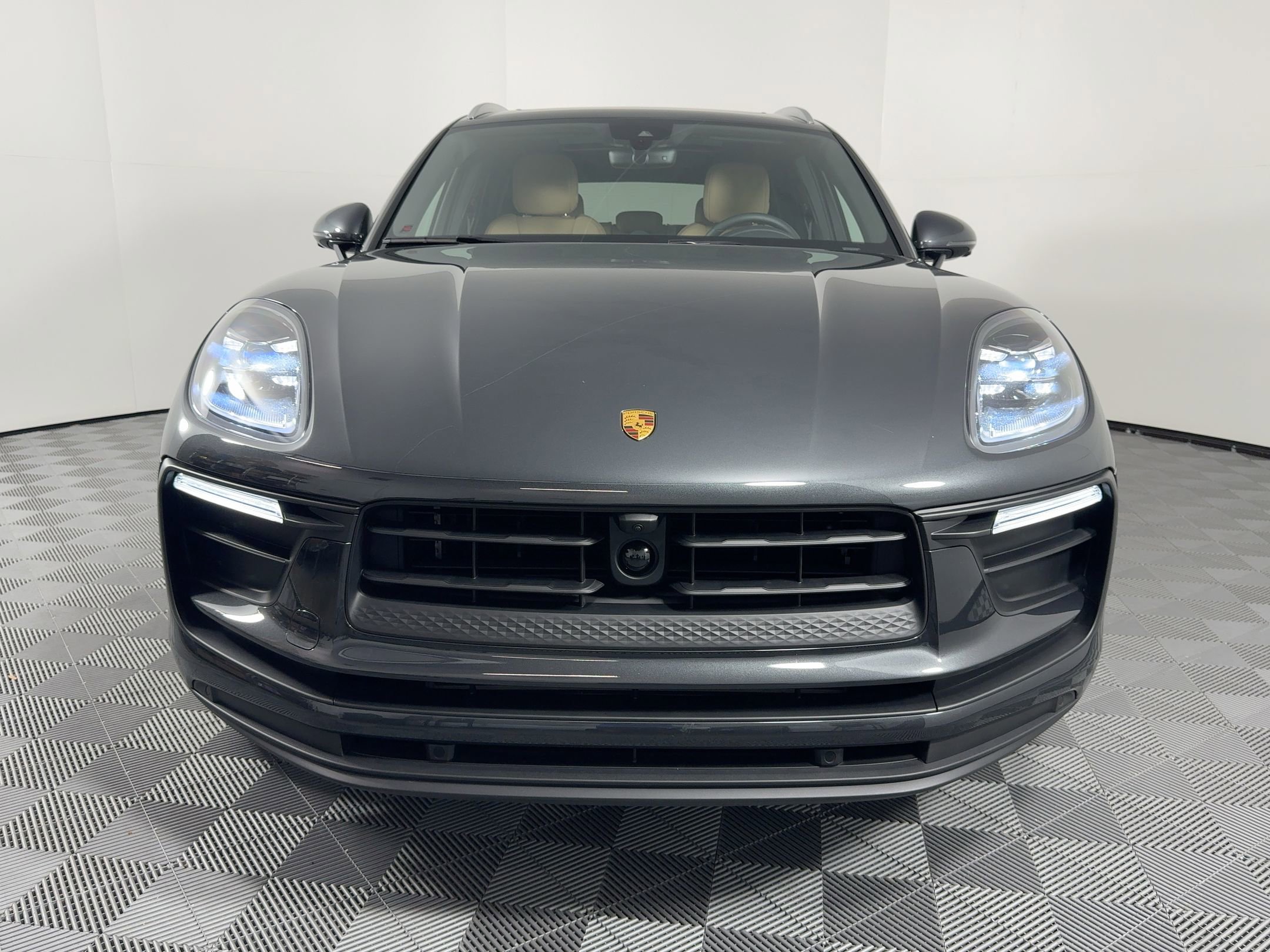 Certified 2025 Porsche Macan image 6