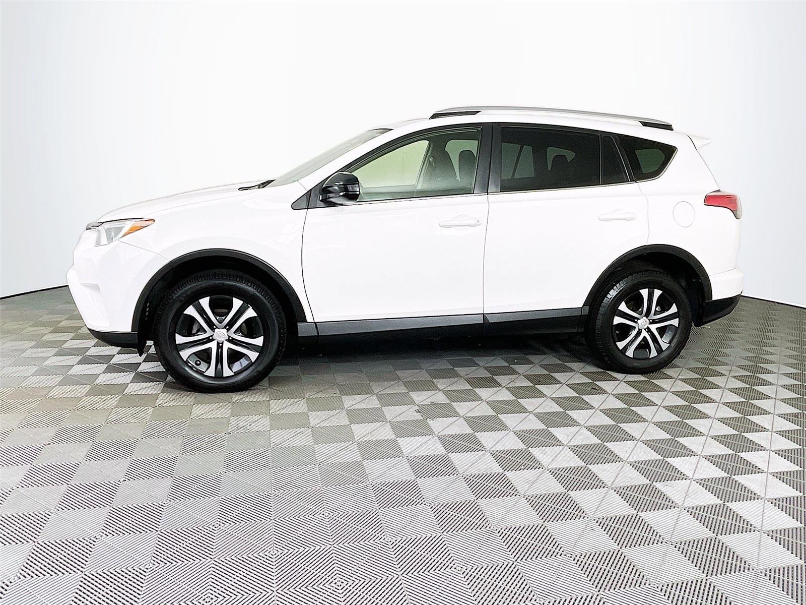 Used 2016 Toyota RAV4 LE AWD/4WD image 4
