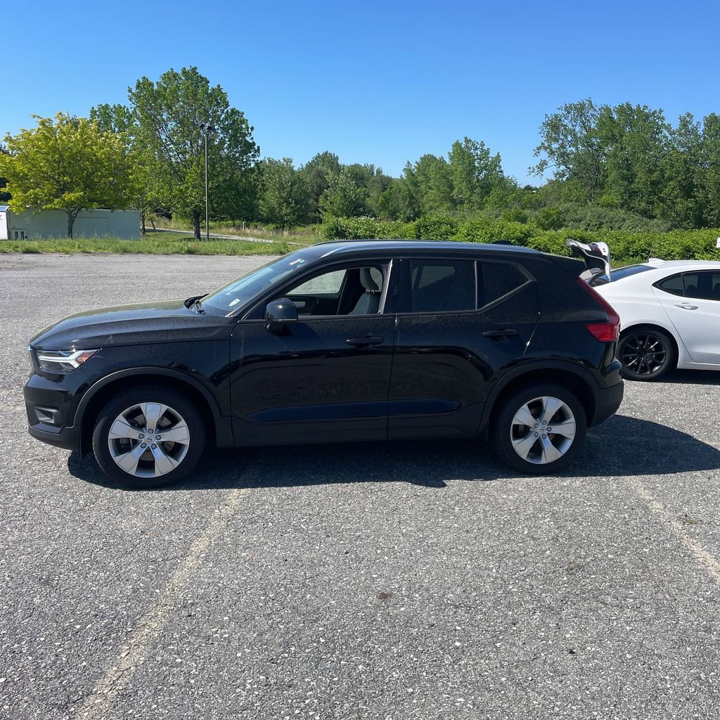 Used 2021 Volvo XC40 T5 Momentum AWD/4WD image 3